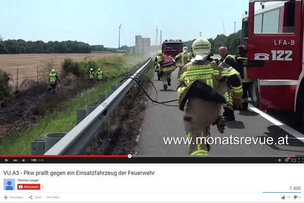 Einsatzkräfte eilen zum verunfallten Pkw. Foto: Screenshot YouTube