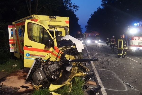 Unfall-Rettungswagen-Wittmund-06-07-2015