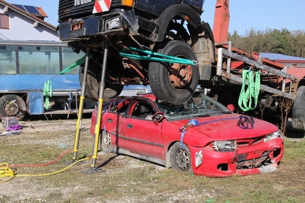 Mit Abstützsystemen lassen sich auch schwere Lasten sicher abfangen. Die Spanngurte über der Motorhaube und dem Heck des Pkw verhindern, das sich das Wrack nach Anheben des Lkw bewegt. Foto: Paratech