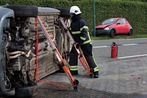 Mit der Stütze V-Strut von Holmatro lassen sich umgestürzte Fahrzeuge stabilisieren. Sie kann zur Anpassung in 24 Stufen ausgezogen werden. Foto: Holmatro