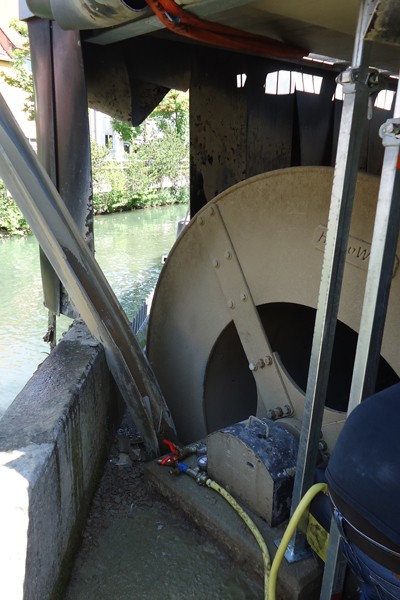 Aufwendige Rettungsaktion einer durch ein Wasserrad eingeklemmten Person in Pfullingen. Foto: Feuerwehr Pfullingen