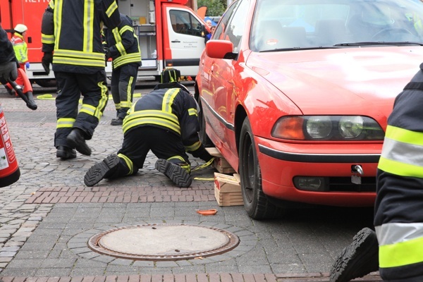 Achten Sie beim Stabilisieren unbedingt darauf, dass die Fahrzeuge formschlüssig unterbaut werden. Dazu eignen sich insbesondere Keile sehr gut. Foto: Weber Rescue Systems
