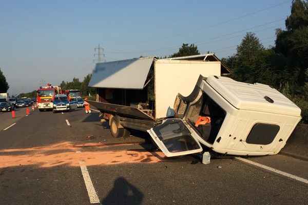 Der verunfallte Lkw auf der A 46 hatte Sprengstoff geladen. Foto: Feuerwehr Haan