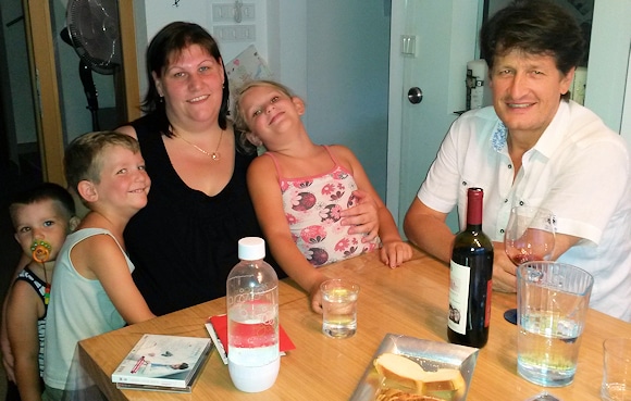 Andreas Fulterer (rechts) bei seinem Treffen mit Patrizia Mayr und ihren Kindern Tobias, Lukas und Anna. Der Ehemann und Vater Alexander verunglückte im vergangenen Jahr bei einem Einsatz der freiwilligen Feuerwehr tödlich. Foto: privat