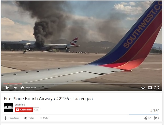 Brand in einem Flugzeug in Las Vegas - das Triebwerk einer Boeing 777 steht in Flammen. Screenshot: Youtube