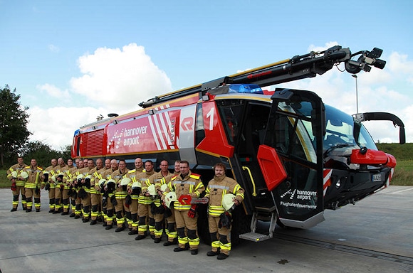 Flughafenfeuerwehr Hannover: Freude über neues Flughafenlöschfahrzeug und neue Schutzkleidung. Foto: Flughafen Hannover