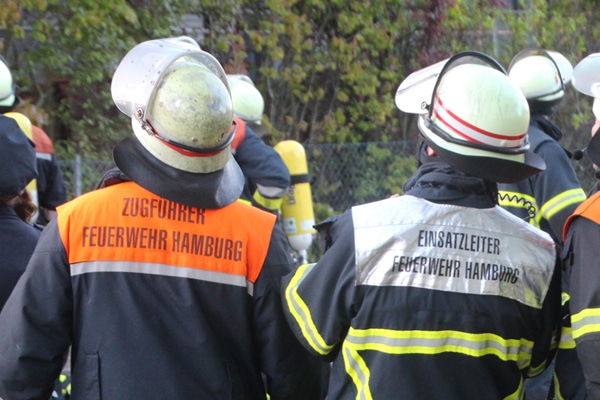 Eine Feuerwehrfrau berichtet von ihrem Einsatz. Symbolfoto: Matthias Köhlbrandt