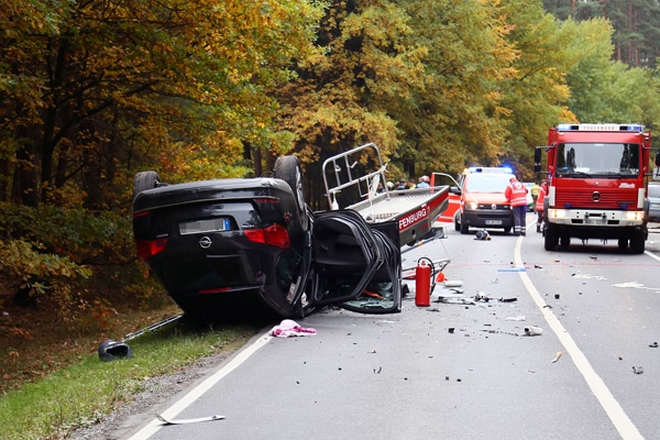 Schwerer Unfall mit einem Feuerwehr-Anhänger. Foto: Ralf Hettler