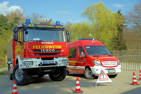 Ein HLF 10 auf Iveco 150 E 30 W für die Ortsteilfeuerwehr Großstöbnitz sowie einen GW-Haus auf Mercedes Sprinter von Binz stellte die FF Schmölln in Dienst. Foto: Feuerwehr Schmölln