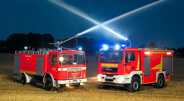 Das neue TLF 4000 der FF Bad Bevensen mit Schlingmann-Aufbau auf MAN 18.340 4x4 zusammen mit seinem Vorgänger, einem MAN 16.240 FAK mit Ziegler-Aufbau, in Aktion. Dieses Foto gibt es in der November-Ausgabe des Feuerwehr-Magazins als Mittelseitenposter. Foto: Schulze Die Bilder sind honorarpflichtig und unterliegen nicht dem Erstverwertungs-, bzw. dem Exklusivrecht.