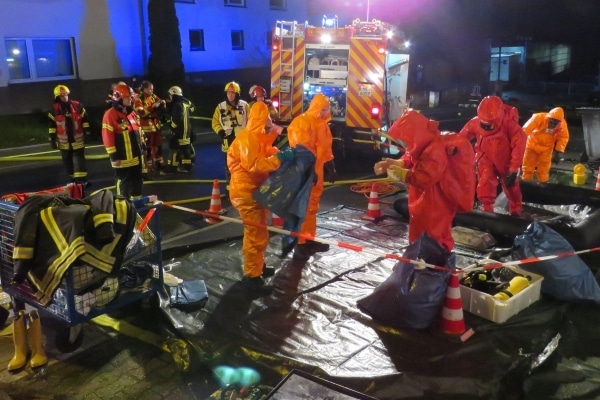 Spezialkräfte der Feuerwehr bringen einen Salzsäureunfall unter Kontrolle. Foto: Feuerwehr Heiligenhaus