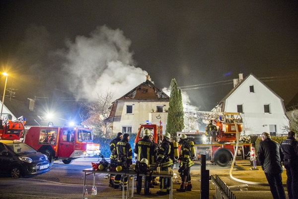 Mehrere Verpuffungen erschweren den Einsatz. Foto: 7aktuell.de/Adomat
