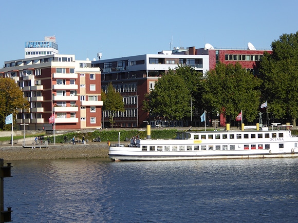 Die Redaktion des Feuerwehr-Magazin befindet sich in der Bremer Innenstadt direkt an der Weser (Gebäude in der Bildmitte). Foto: Hegemann
