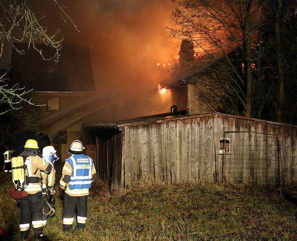 Am fruehen Donnerstagabend (17.12.2015) kam es in der Rosengasse in Kirchenlamitz (Lkr. Wunsiedel) zu einem Grossbrand im ehemaligen Kino. Schon beim Eintreffen der ersten Einsatzkraefte war eine grosse Rauchwolke zu sehen, sodass die Leitstelle Hochfranken die Alarmstufe umgehend auf B4 erhoehte. Wie es zu dem Brand kam, konnte noch nicht gesagt werden. Die Loescharbeiten zogen sich bis in die Morgenstunden hin. Die Kriminalpolizei Hof hat vor Ort die Ermittlungen aufgenommen. Foto: NEWS5 / Fricke