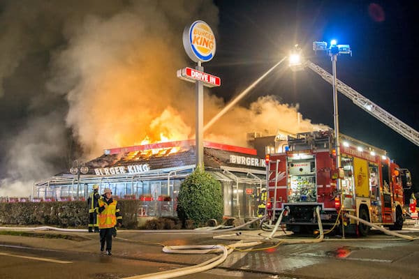 PFORZHEIM: Erste Bilder: Großbrand zerstört den Burger King in der Karlsruher Straße, Flammen schlagen meterhoch aus dem Gebäude. Fette und Holz erschweren die Löscharbeiten. Besucher konnten das Restaurant unverletzt verlassen. / Pforzheim, Baden-Württemberg, Germany, Europa Fotograf: 7aktuell.de/Adomat