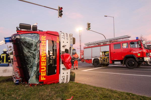 Feuerwehr auf Einsatzfahrt verunglückt Hainichen - Zu einem schweren Verkehrsunfall kam es am zweiten Weihnachtsfeiertag gegen 15:30 in Hainichen. Ein sich auf einer Einsatzfahrt befindendes Tanklöschfahrzeug kippte beim queren der Kreuzung Ahornstraße / B169 nach rechts um. Dabei wurden drei Feuerwehrmänner im Alter von 30 (Fahrer), 52 und 30 Jahren leicht verletzt. Sie wurden in ein Krankenhaus verbracht. Im Einsatz befanden sich der Rettungsdienst, die Feuerwehr Hainichen, sowie ein ortsansässiges Bergeunternehmen und die Polizei. Der Sachschaden beläuft sich anch ersten Schätzungen der Polizei auf rund 125.000. Warum das Tanklöschfahrzeug umkippte muss nun ermittelt werden. (wto)
