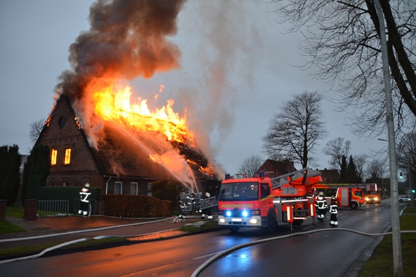 Brand eines Reetdachhauses ins Stade. Foto: Polizeiinspektion Stade