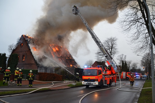 Brand_Reetdach_Stade_Feuerwehr_II
