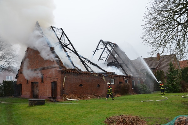 Brand_Reetdach_Stade_Feuerwehr_III