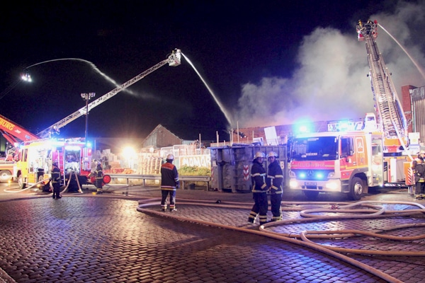 Die Brandbekämpfung erfolgte unter anderem auch über drei Drehleitern. Foto: Timo Jann
