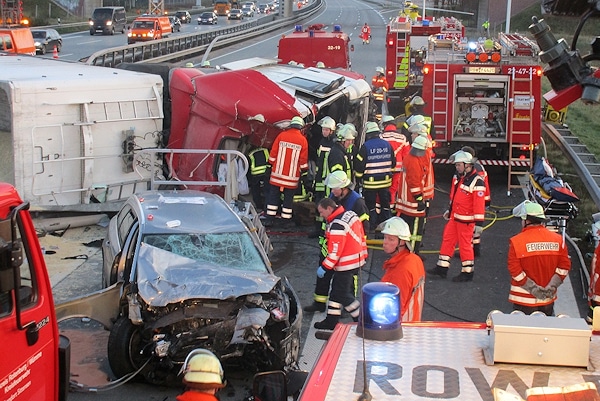 Unfall auf der A 1 bei Sittensen: der Fahrer des Lkw starb noch an der Unfallstelle. Foto: Schröder/Feuerwehr