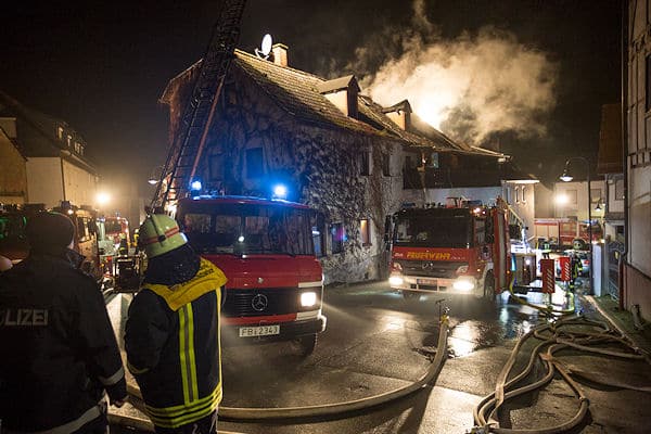 Ein Mensch ist am Neujahrsmorgen 2016 bei einem Feuer in Niddatal-Ilbenstadt im Wetteraukreis ums Leben gekommen. Rund 100 Einsatzkräfte löschten den Dachstuhlbrand im alten Ortskern.