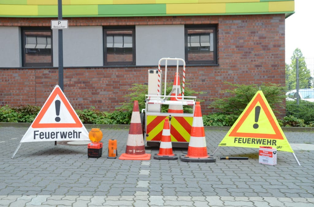 Symbolbild_Warnschilder_Pylonen_Einsatzstellensicher_Staße_Verkehr_Hegemann