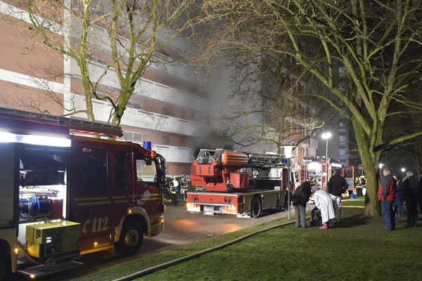 Kellerbrand in München. Zwei Löschzüge der Feuerwehr im Einsatz. Foto: Feuerwehr München