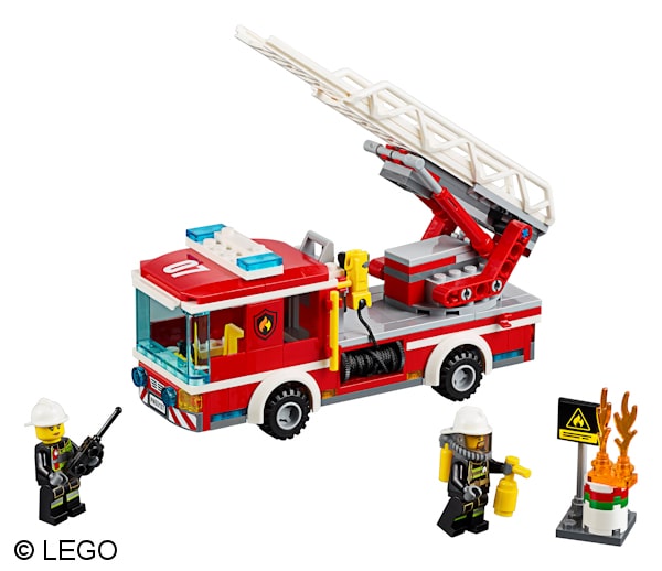 Die neue Drehleiter ist mit zwei Feuerwehrangehörigen besetzt. Foto: LEGO