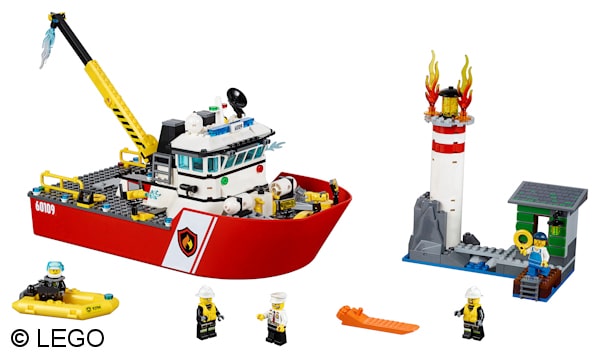 Zum Feuer auf dem Leuchtturm rückt das neue Feuerlöschboot mit seinem Löscharm an. Foto: LEGO