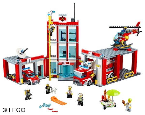 Zwei Fahrzeuge und ein Hubschrauber sind an der großen neuen Feuerwehrwache in Lego City stationiert. Gut, dass die vier Feuerwehrleute so wachsam sind: Gerade geht der Grillwagen des Würstchenmannes in Falmmen auf. Foto: LEGO