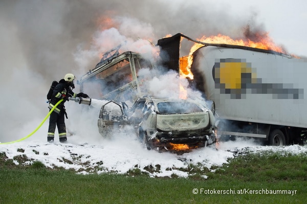 Auf der Wolfener Straße in St. Florian stießen ein Pkw und ein Lkw frontal zusammen. Beide Fahrzeuge brannten ebi Eintreffen der Feuerwehr. Foto: Fotokerschi.at/Kerschbaummayr