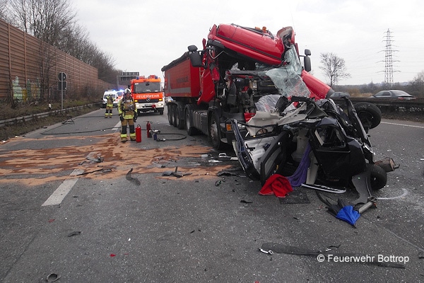 Unfall auf der A 42 zwischen Bottrop und Oberhausen. Foto: Feuerwehr Bottrop