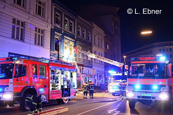 Hamburg-Hauptbahnhof.20.04.2016 Kirchenallee Feuer im Hotel 10 verletzte 1 Toter 11 Personen von der Feuerwehr gerettet Feuer im 1 und 3 OG Großeinseinsatz der Feuerwehr.