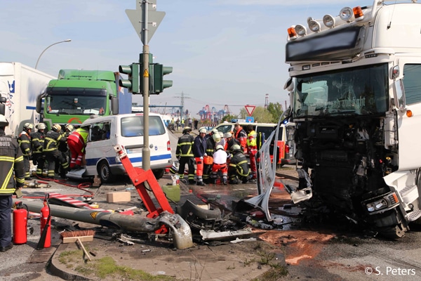 Schwerer Verkehrsunfall in Hamburg. Foto: S. Peters