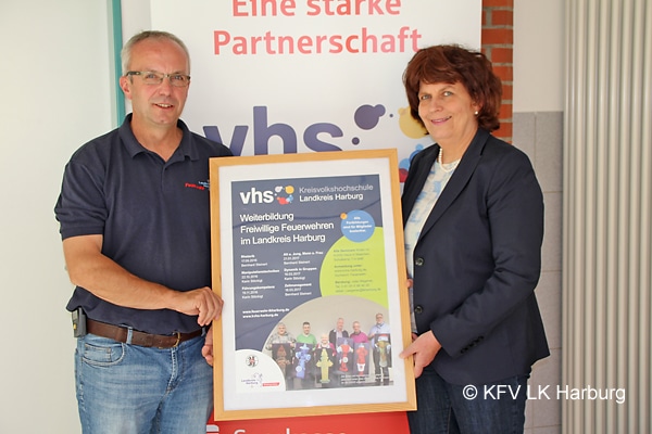 Ute Leya, KVHS-Leiterin, und Volker Bellmann, Vorsitzender des KFV, stellen das Seminarprogramm für die freiwilligen Feuerwehrleute im Landkreis Harburg vor. Foto: KFV LK Harburg