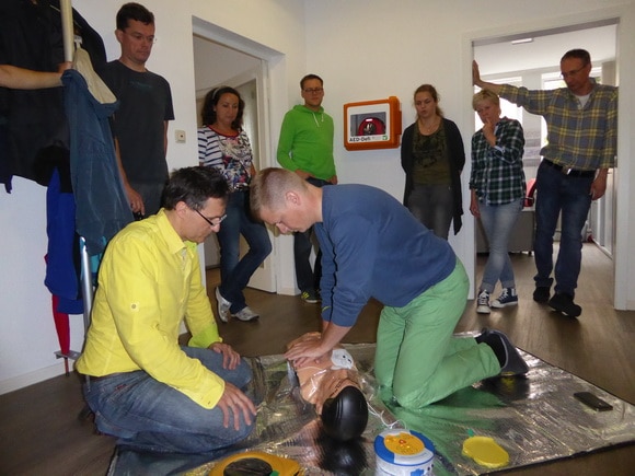 Schulung der Mitarbeiter des Feuerwehr- unhd des Rettungs-Magazin am Defibrillator. Foto: Klöpper