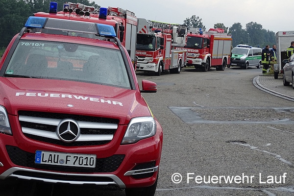 Einsatzfahrzeuge im Bereitstellungsraum. Foto: Feuerwehr Lauf