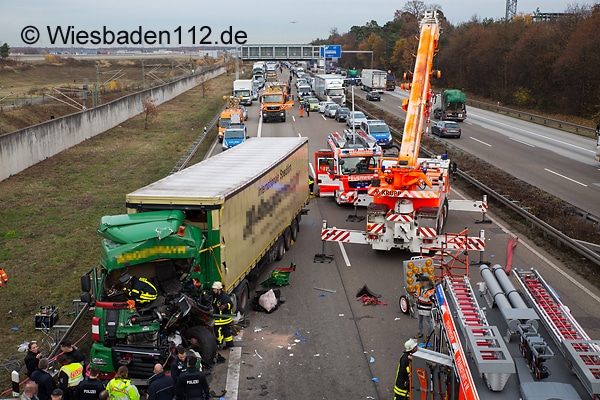 Fast 2 Stunden benötigte die Feuerwehr Frankfurt, um auf der A 3 einen schwer verletzten Lkw-Fahrer zu befreien. Foto: Wiesbaden 112.de