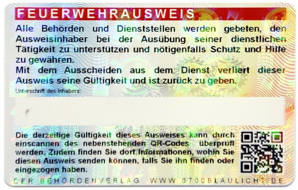 Auf der Rückseite ist ein QR-Code aufgedruckt. Dieser kann eingescannt werden, worauf sich ein Formular öffnet. Damit kann dann – innerhalb weniger Sekunden – die Gültigkeit des Ausweises überprüft werden.