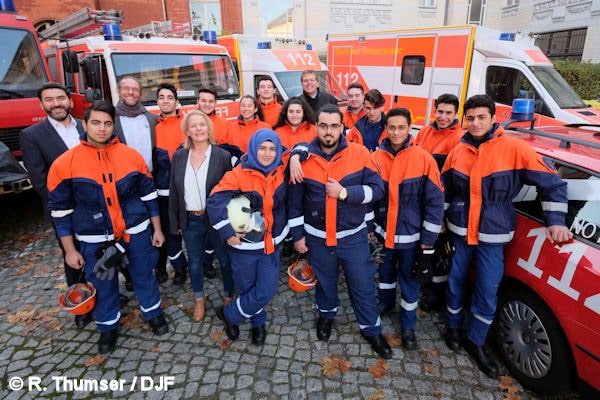 Berlin, 14.11.2016 Deutsche Jugendfeuerwehr DJF Besuch der Jugendfeuerwehr Wedding (Berlin) durch die Bundeskanzlerin Frau Dr. Angela MERKEL und der Beauftragten der Bundesregierung für Migration, Flüchtlinge und Integration Staatsministerin Frau Aydan ÖZUGUZ