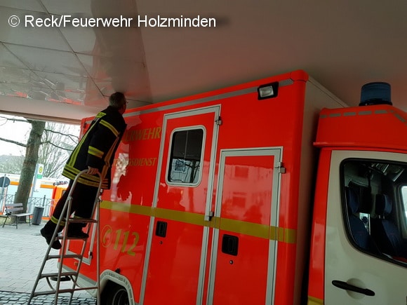 Die Erkundung ergab: Der RTW steckte nur leicht fest. Wnn der AUfbau durch zusätzliches Gewicht abgesenkt werden kann, sollte das Fahrzeug relativ einfach zu "befreien" sein. Foto: Reck/Feuerwehr Holzminden
