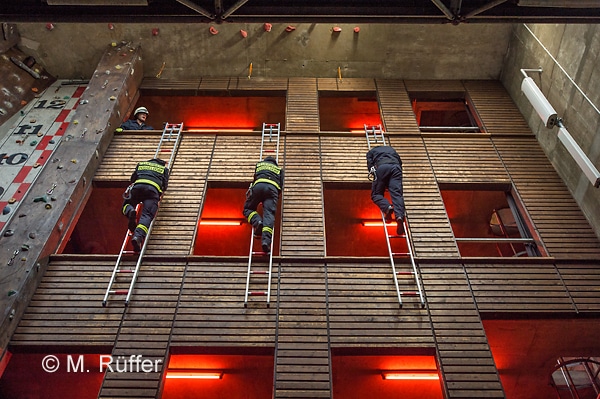 Hakenleitersteigen im Grundlehrgang an der Feuerwehrschule der BF Düsseldorf. Foto: Michael Rüffer
