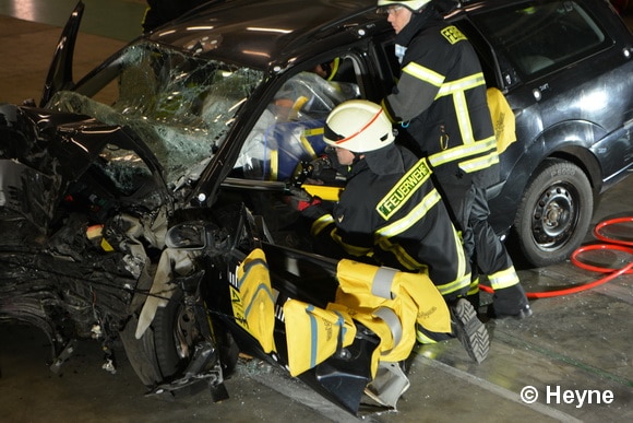 Wie die vorgehenden Kräfte die Klemmung des Fahrers beseitigen wollten, bliebt ihnen überlassen. Die meisten Einsatzleiter entschieden sich für den Einsatz von hydraulischen Stempeln. Foto: Heyne