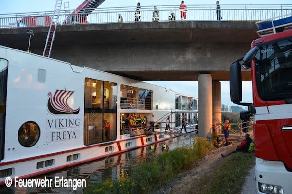 Schiff-kollidiert-mit-Bruecke_Main-Donau-Kanal-bei-Erlangen_Besatzung-eingeklemmt