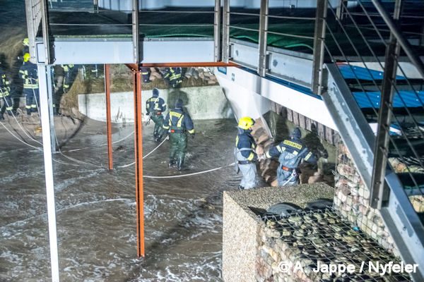 Ort: Weißenhäuser Strand Uhrzeit: ca. 19:30 Datum: 04.01.2017 Foto: Arne Jappe (arj) Fotojournalist / Digitalfotografie Nyfeler Text: Arne Jappe (arj) Fotojournalist / Digitalfotografie Nyfeler Text zum Bild: Einsatzkräfte versuchen mit Sandsäcken das DLRG Haus zu schützen.