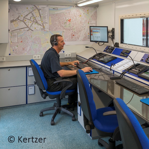 Funkbediensysteme erleichtern die Arbeit mit Analogund Digitalfunkgeräten. Die Feuerwehr Rosenheim nutzt das System Lardis von RTM Informationstechnologie unter anderem in ihrem Abrollbehälter Örtliche Einsatzleitung/ELW 2. Foto: Kertzer