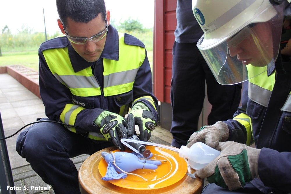 kein spielchen sondern eine ernsthafte bung ringe von den fingern mittels mini trennschleifer entfernen dieses einsatzszenario kommt immer wieder vor und - Feuerwehrubungen Beispiele kein spielchen sondern eine ernsthafte bung ringe von den fingern mittels mini trennschleifer entfernen dieses einsatzszenario kommt immer wieder vor und - Feuerwehrubungen Beispiele