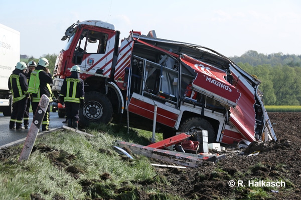 Sachsen / Großschirma: Am 26.04.2018 kam es gegen 7.15 Uhr auf der B 101 zwischen Großvoigtsberg und Obergruna zu einem Verkehrsunfall mit einem Tanklöschfahrzeug (TLF) der FF Mulda. Das Fahrzeug geriet ins Schleudern, rutschte auf ein Feld und überschlug sich. Beide Fahrzeuginsassen wurden schwer verletzt und eingeschlossen. Sie waren auf dem Weg zu einem Fahrsicherheitstraining. Foto: Halkasch