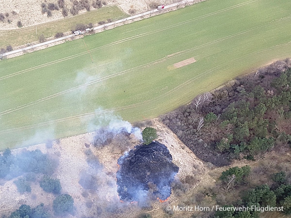 Das erste Feuer, das der FFD in diesem Jahr gesichtet und gemeldet hat, war ein ausgedehnter Ödlandbrand bei Quedlinburg (ST). Foto: Moritz Horn / Feuerwehr-Flugdienst